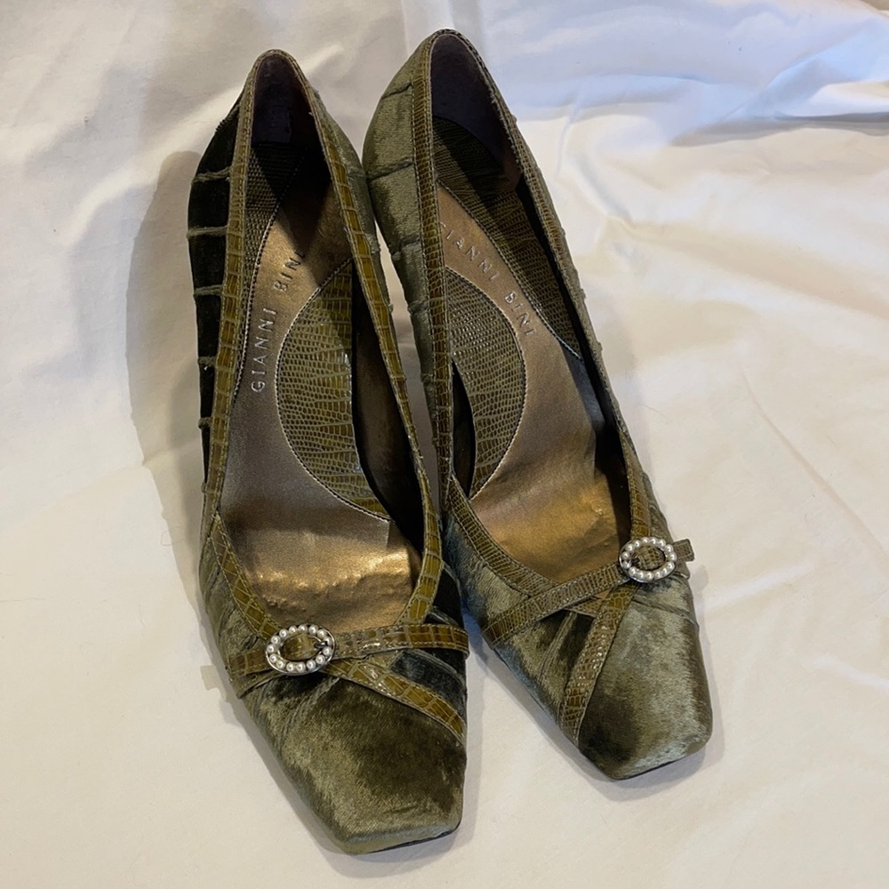 Gianni Bini Olive Green Velvet Heels Pearl Accents